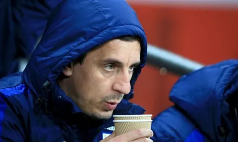 Cầm quân thất bại, Gary Neville trở lại cầm mic