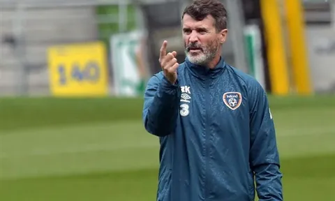 Huyền thoại Man Utd làm 'xấu mặt' đồng nghiệp trên sân tập