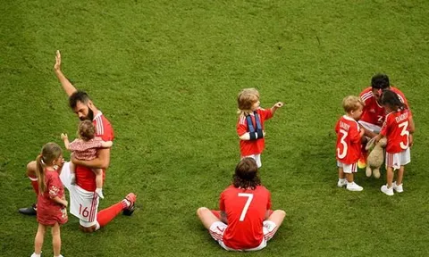 UEFA cảnh báo sao Xứ Wales về việc bế con vào sân