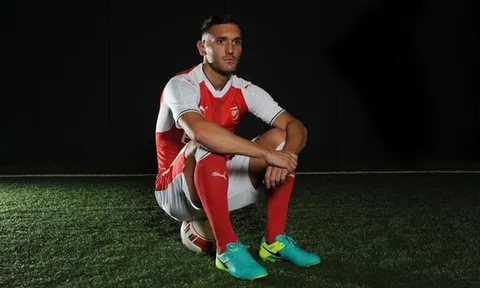 Góc Arsenal: Perez chỉ là canh bạc tuyệt vọng của Giáo sư?