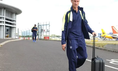 Chùm ảnh: Koscielny vẫn 'đẹp trai' khi lên đường sang Paris cùng Arsenal