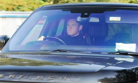 Dàn sao Man Utd mặt mày cau có hội tụ tại Carrington