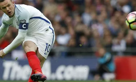 Wayne Rooney bị cầu thủ Malta xỏ háng