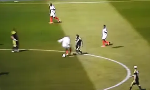 Wayne Rooney bị Joe Allen xỏ háng