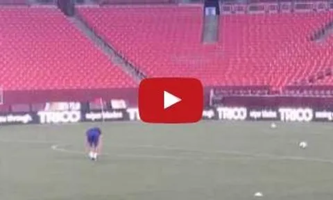 Wayne Rooney và Juan Mata luyện kĩ năng đá phạt
