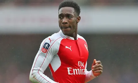 Welbeck chọc ghẹo Wilshere khi Arsenal ghi bàn