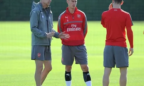 Wenger: Cầu thủ Arsenal phải "máu lạnh" với Costa