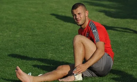 Wilshere lại dính chấn thương, Wenger ngao ngán