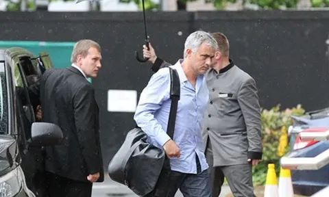 Ngày đầu tại M.U, Mourinho quần quật hơn 10 tiếng