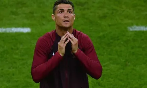 Xác nhận: Ronaldo tiếp tục "ngồi chơi xơi nước" thêm 1 tháng