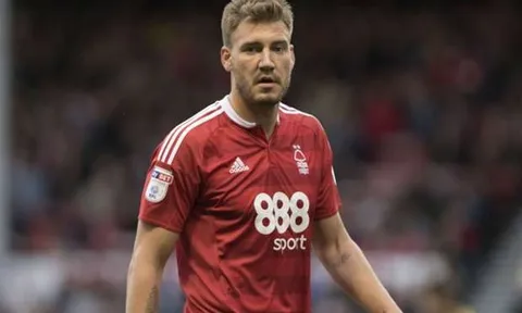 Xé lưới Arsenal, "Lord" Bendtner có ăn mừng?