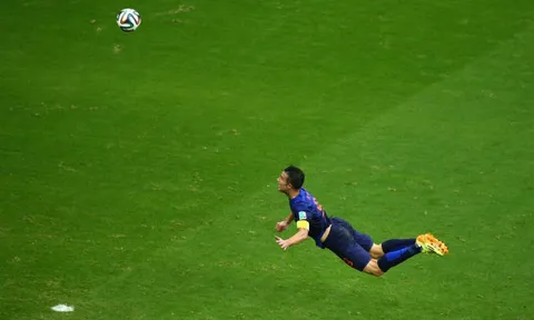 Xem lại pha bay lượn đánh đầu kinh điển của Van Persie vào lưới Tây Ban Nha