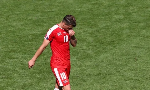 Xhaka sút hỏng phạt đền, cổ động viên thi nhau mỉa mai Arsenal