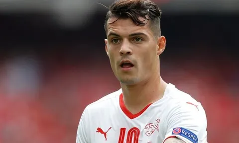 Xhaka bình thường như… Charlie Adam