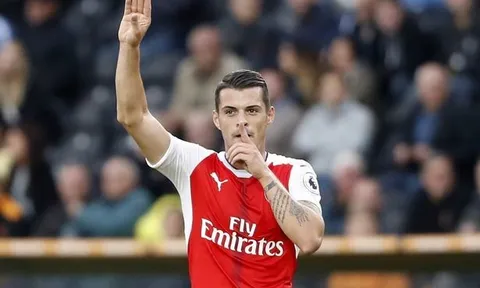 Vì sao Xhaka ra dấu ‘im miệng đi’?
