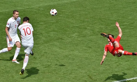 Từ Van Basten đến Shaqiri: 28 năm một siêu phẩm