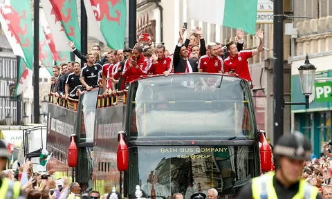 Tuyển xứ Wales diễu hành ăn mừng như vô địch EURO