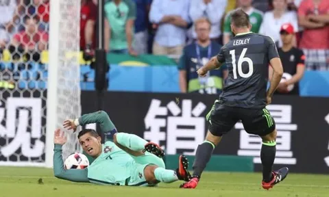 Cay cú thất bại, sao Xứ Wales chê bai Ronaldo