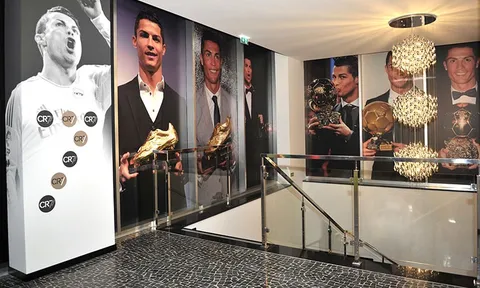 Ý tưởng của anh trai đang giúp Ronaldo kiếm tiền