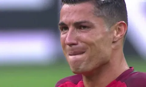 Rời sân trên cáng, C. Ronaldo khóc hết nước mắt
