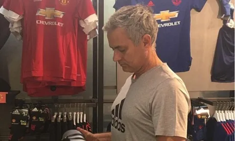 Cuối tuần, Mourinho đi mua sắm ở Old Trafford