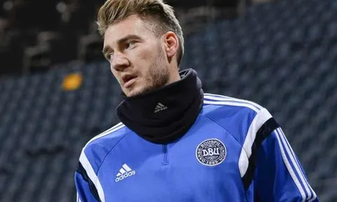 CHÍNH THỨC: Bóng đá Anh đón Bendtner, chờ màn so tài Arsenal