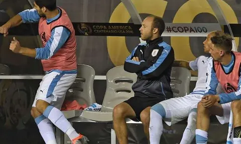 Lý do Suarez nổi khùng, đấm đá cabin túi bụi