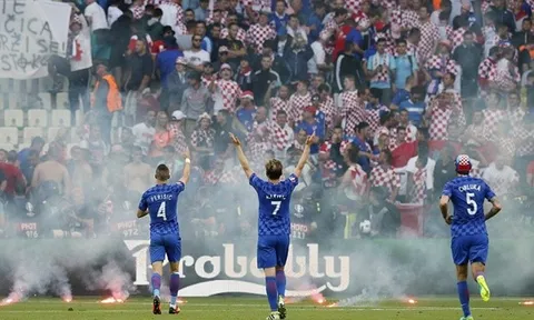 Trận Croatia - CH Séc phải tạm dừng vì pháo sáng và bạo lực