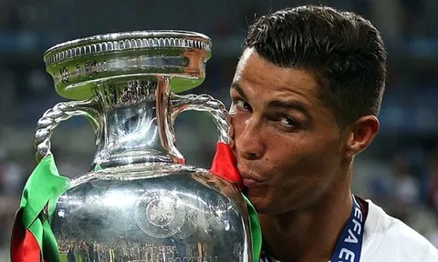 Với Ronaldo, Chúa đã ưu ái hơn Messi