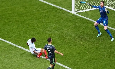 Dư âm Anh 2-1 Wales: Niềm tin mù quáng vào Raheem Sterling