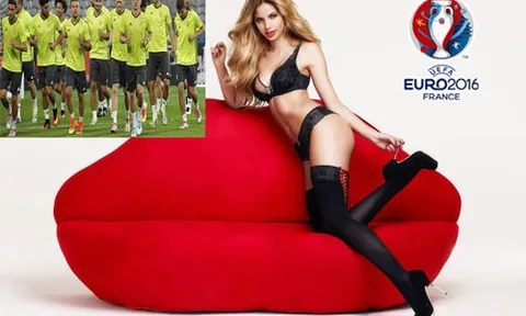 Siêu mẫu nội y cổ vũ ĐT Đức hạ Italia