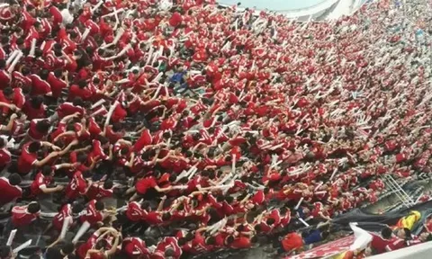 Fan MU Trung Quốc nhuộm đỏ khán đài ở trận gặp Dortmund