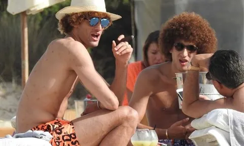Phớt lờ Mourinho, Fellaini vô tư phì phèo khói thuốc