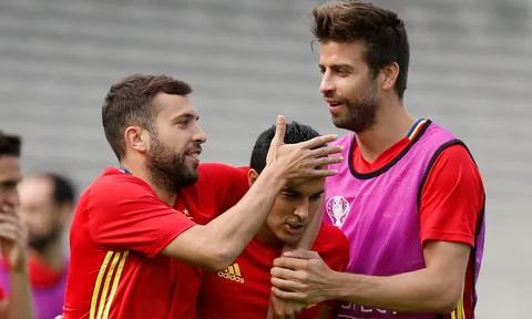 Gerard Pique bảo vệ Pedro sau phát biểu sốc
