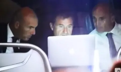 Zidane nhai bánh mỳ, phân tích trận hòa ngay trên xe buýt