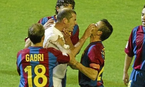 Zidane và Enrique đụng nhau té lửa khi còn thi đấu