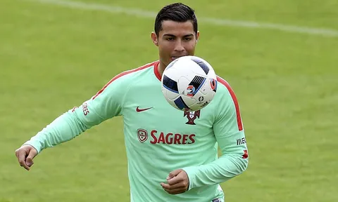 Ronaldo chọc cười đồng đội trước bán kết EURO 2016