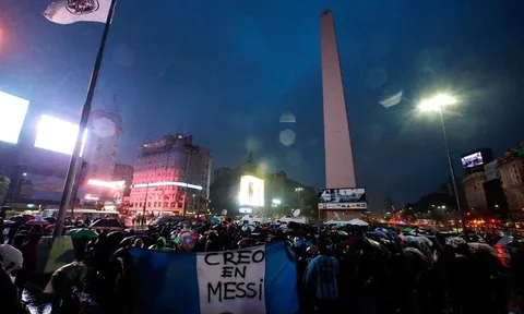 Bất chấp giá rét 10 độ C, CĐV xuống đường thỉnh cầu Messi