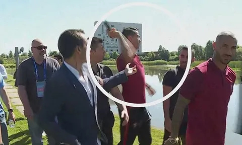 Ronaldo giật micro của phóng viên ném xuống hồ nước