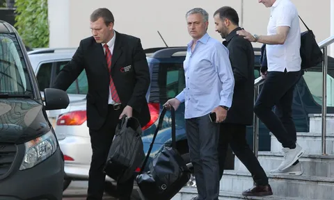Cắt ngắn kì nghỉ hè, Mourinho tức tốc đến M.U