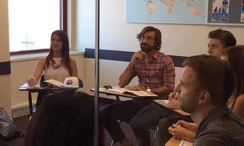 Bị Conte hắt hủi, Pirlo tranh thủ đi học tiếng Anh