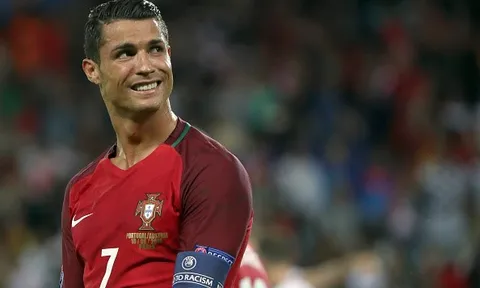 Ronaldo lại cúi đầu trước Messi