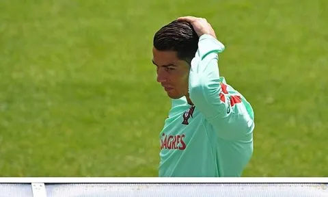 Ronaldo và các đồng đội mặt buồn như đưa đám trên sân tập