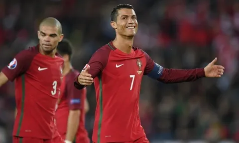 Ronaldo - vĩ đại, u sầu và sự phi lý