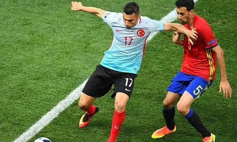 Pha ăn vạ trơ trẽn của Sergio Busquet