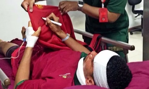 Chris Smalling nhập viện khẩn cấp vì sứa cắn