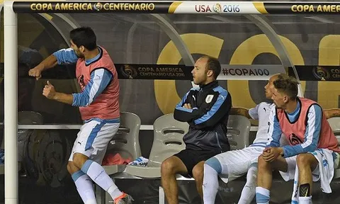 Suarez nổi giận ném áo, đấm cabin vì không được ra sân