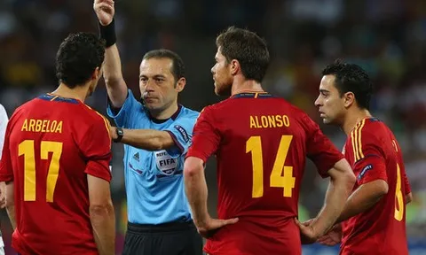 Trọng tài bắt trận Italia - Tây Ban Nha: ‘Bò tót’ sợ trả thù?