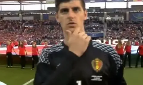 Hành động kỳ lạ của thủ thành Thibaut Courtois khi hát quốc ca
