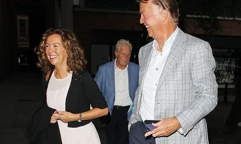 Thất nghiệp, Van Gaal bỏ bốn giờ cho một bữa tối ở nhà hàng